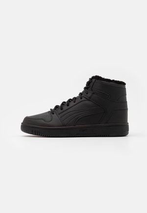 Zwarte hoge sneaker met veterluiting en gevoerde kraag, met subtiele stiksels en een gestructureerde zool op een witte achtergrond.