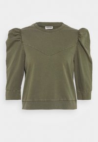 Olivgrön pullovertopp med puffärmar, rund halsringning och en chevronsöm över bröstet. Tillverkad av mjukt bomullsmaterial.