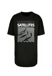 Juodas medvilninis marškinėlis su grafiniu dizainu, kuriame baltais rašmenimis parašyta "THE SCRIPT" ir "SATELLITES" virš juostos šešėlio rašto.
