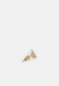 Brincos de metal dourado com um design circular, apresentando uma textura suave e um fecho de haste única para um ajuste seguro.
