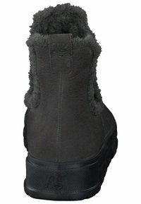 Zwarte suède enkellaarsjes met een zachte, gestructureerde voering en een zwarte rubberen zool, voorzien van een treklipje aan de achterkant voor gemakkelijke aan- en uittrekking.