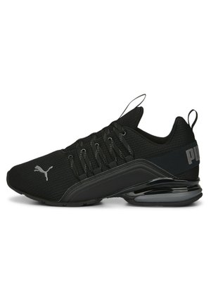 Czarne niskie buty sportowe Puma z siateczkową cholewką, amortyzowaną podeszwą, sznurowadłami i widoczną poduszką powietrzną w pięcie. Logo Puma z boku i na uchwycie pięty.