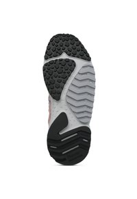 Gumowa podeszwa z głębokim bieżnikiem, w czarno-szarej kolorystyce. Zawiera białą wkładkę o fakturowanych akcentach oraz logo.