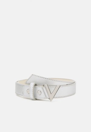 Ceinture en cuir texturé argenté avec une grande boucle métallique en forme de "V" et une boucle argentée assortie sur un fond uni.