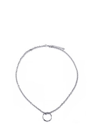 Hopeinen ketjupanta, jossa pieni kiertynyt pyöreä riipus valkoisella taustalla.