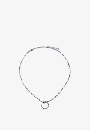 Sølvkjede med et lite vridd rundt anheng på hvit bakgrunn.