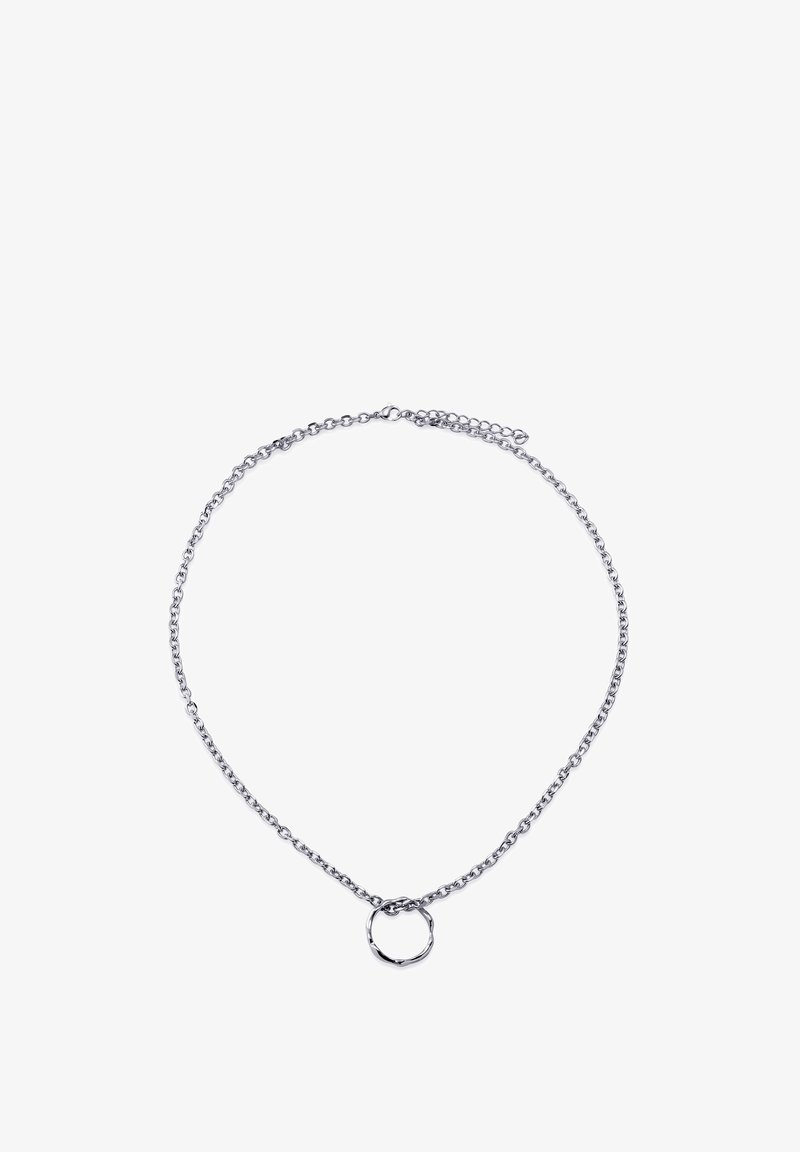 Sølvkjede med et lite vridd rundt anheng på hvit bakgrunn.