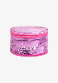 Pochette ronde transparente pour accessoires capillaires, avec une fermeture éclair rose et un corps transparent, contenant un tissu mauve clair à l'intérieur.