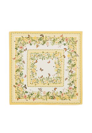 Kvadratni šal z rumenimi robovi, ki prikazuje cvetlične in zelene listnate vzorce, okrašen z različnimi metulji in kačjimi pastirji.