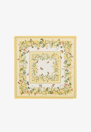 Kvadrātveida šalle ar dzeltenām malām, dekorēta ar ziedu un zaļu lapu rakstiem, kā arī dažādiem tauriņiem un spāres.