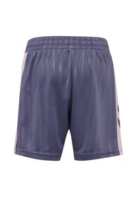 Lila Sportshorts mit einer strukturierten Stoffoberfläche, vertikalen Streifen und hellrosa Seiteneinsätzen. Verstellbarer elastischer Bund inklusive.