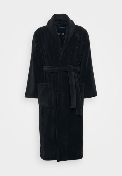 Svart plysjrobe med sjalkrage, lange ermer, to front lommer og matchende belte. Myk tekstur med en ensfarget design.