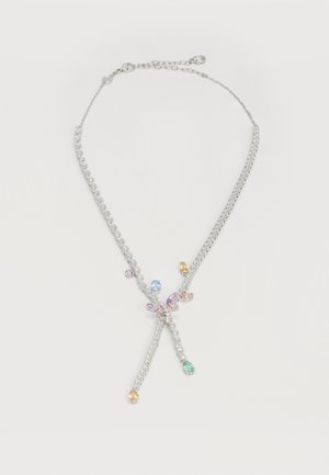 Collier en chaîne argentée avec un design en forme de Y, orné de petits accents de pierres précieuses multicolores au centre et aux extrémités.