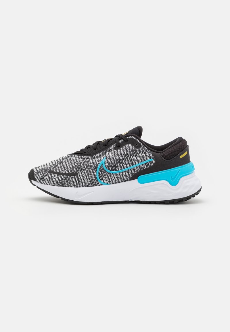 Baskets en maille noire et blanche avec lacets noirs, logo Nike bleu, détail bleu au talon, et semelle blanche rembourrée sur fond blanc.