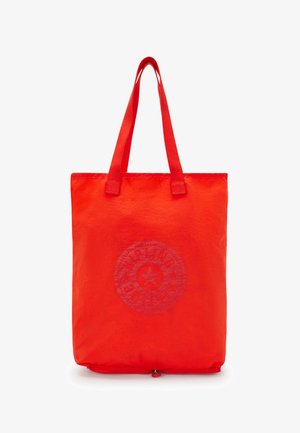 Bolsa de tela roja con dos asas, con un diseño de logotipo circular en un tono más claro de rojo en la parte frontal. Forma rectangular y sencilla.