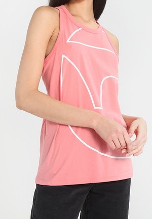 Top rosa realizzato in tessuto morbido, caratterizzato da un design astratto bianco. Senza maniche, con scollatura tonda, ha una vestibilità comoda.