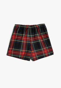 Shorts en tartan noir, rouge et jaune avec une taille élastique et une coupe ample. Le tissu a une texture lisse et un motif à carreaux.