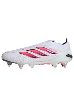Hvid Adidas Predator fodboldstøvle med lyserøde striber og metalstifter på sålen.
