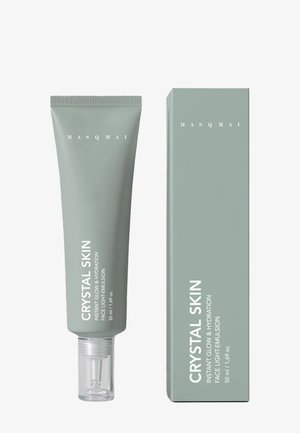 Tube en doosje van MASQMAI Crystal Skin lichte gezichtsemulsie voor directe glans en hydratatie, beide in gedempt groen met witte tekst.