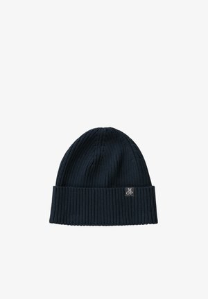 Dunkelblaue gerippte Strickmütze mit umgeschlagenem Bündchen und kleinem rechteckigem Etikett mit weißen Buchstaben M O P.
