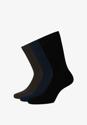 Trzy pary skarpetek w kolorach brązowym, granatowym i czarnym. Każda z nich ma prążkowany mankiet oraz gładką, elastyczną fakturę o wysokości do połowy łydki.