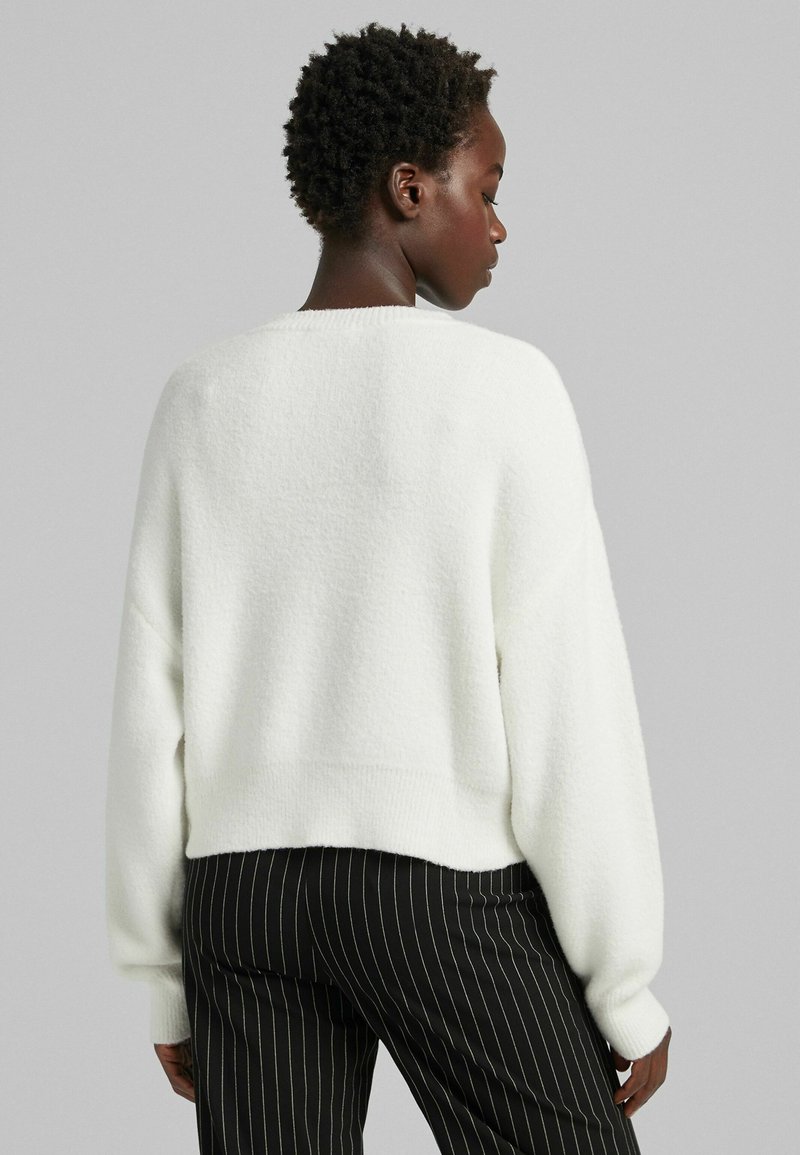 Damen Strickjacken | Bershka MIT RUNDAUSSCHNITT Strickpullover white/weiß - FS51838 Damen Strickjacken | Bershka MIT RUNDAUSSCHNITT Strickpullover white/weiß - FS51838