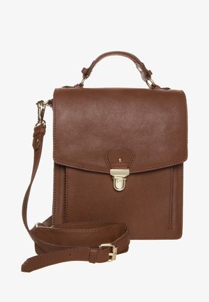 Sac bandoulière en cuir marron avec poignée supérieure, rabat avant, fermoir doré et bandoulière réglable sur fond blanc.