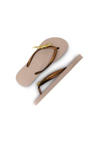 Bruine slippers met een gestructureerde beige voetbed, voorzien van een gouden krokodillenversiering op de band en een zachte beige zool.