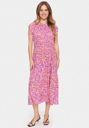 Abito lungo floreale rosa con dettagli blu, corsetto arricciato e maniche fluttuanti. Tessuto leggero con una silhouette fluida e lunghezza midi.