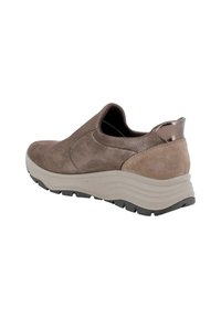 Scarpa slip-on in suede marrone con una tomaia testurizzata, suola beige imbottita e un accento lucido sul tallone. Progettata per comfort e supporto.