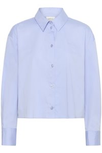 Camicetta azzurra corta con colletto, maniche lunghe e bottoni trasparenti. Dettaglio logo discreto sul petto.