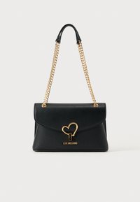 Μαύρη δερμάτινη τσάντα χεριού με χρυσό κούμπωμα σε σχήμα καρδιάς, λουρί με αλυσίδα και δομημένο σχέδιο. Διαθέτει λογότυπο στο μπροστινό μέρος.