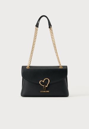 Čierna kožená kabelka so zlatým zapínaním v tvare srdca, reťazovým popruhom a štruktúrovaným dizajnom. Na prednej strane je umiestnené logo.