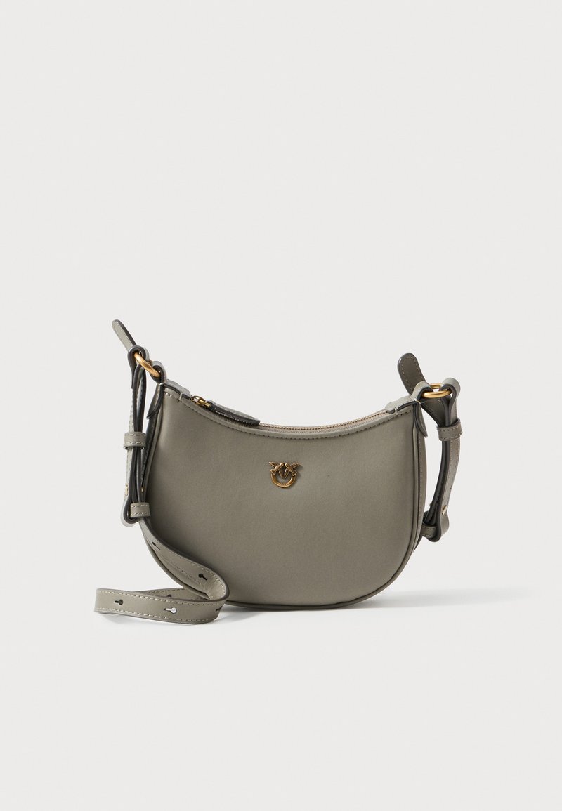 Šedá kožená crossbody taška s zakriveným dizajnom, zlatými kovovými doplnkami, zipsovým uzáverom a odnímateľným popruhom. Hladká textúra s minimálnymi akcentmi.