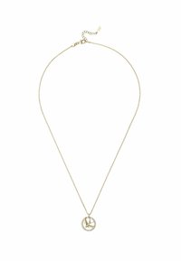 Collar de cadena de oro con un colgante circular que presenta un diseño de hoja, acentuado por piedras claras alrededor del borde, delicado y finamente detallado.