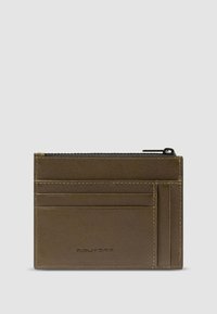 Bruine leren portefeuille met meerdere kaartsleuven, een rits bovenkant en een reliëflogo; gladde afwerking met subtiele stiksels.