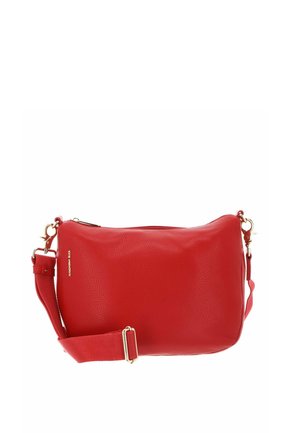 Sac à bandoulière en cuir rouge grainé avec une large sangle en tissu réglable et des détails en métal doré, doté d'une fermeture éclair sur le dessus.