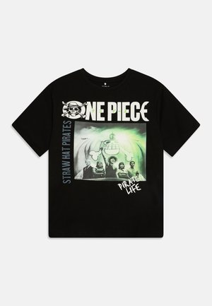 Crna majica s grafikom "One Piece", šarena dizajna pirata s natpisima "Straw Hat Pirates" i "Pirate Life" u bijelim i zelenim akcentima.