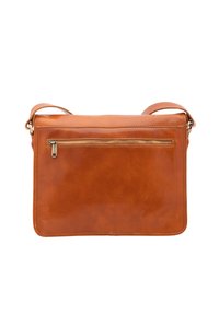 Borsa a tracolla in pelle marrone chiaro con una texture liscia, forma rettangolare, tasca frontale con zip e tracolla regolabile. Presenta semplici accenti di cucitura.