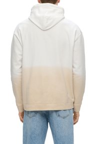 Sudadera de algodón en blanco que gradualmente se desvanece a beige, con capucha ajustable y puños acanalados. Textura suave y corte relajado.