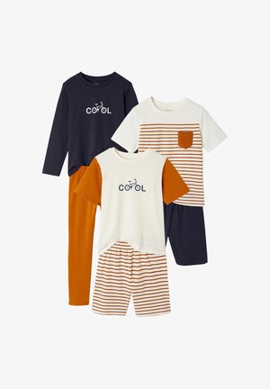 Drei Sets von Kinderpyjamas: ein marineblaues Langarmshirt mit orangen Hosen und "cool"-Fahrraddruck, ein cremefarbenes und orangenes Kurzarmshirt mit gestreiften Shorts, ein gestreiftes Oberteil mit marineblauen Shorts.
