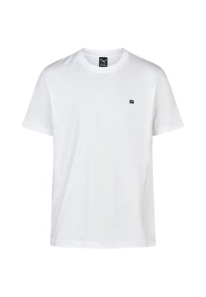 Ein schlichtes weißes T-Shirt mit kurzen Ärmeln und Rundhalsausschnitt, das ein kleines schwarzes rechteckiges Logo auf der linken Brustseite trägt.