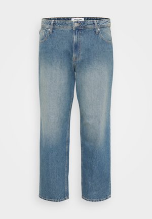 Jean droit en denim bleu avec face avant délavée, design cinq poches, fermeture par bouton et zip, et passants pour ceinture.