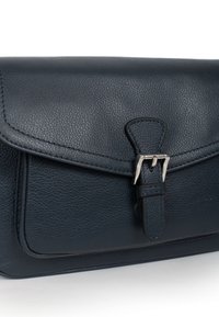 Borsa in pelle blu navy con superficie testurizzata, dotata di chiusura a soffietto e fibbia in metallo argentato per una chiusura sicura.