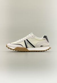 Hvite idrettssko med svarte detaljer, teksturert gummisåle, lett design, og en glatt skinnoverdel med sømdetaljer.