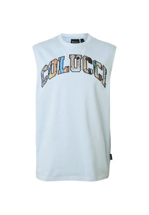 Mouwloos lichtblauw shirt met ronde hals en "COLUCCI" in grote kleurrijke patroonletters over de borst.