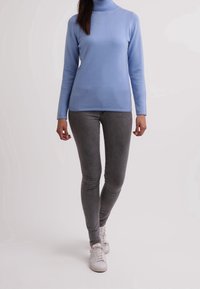 CASH-MERE Stickad tröja - light blue