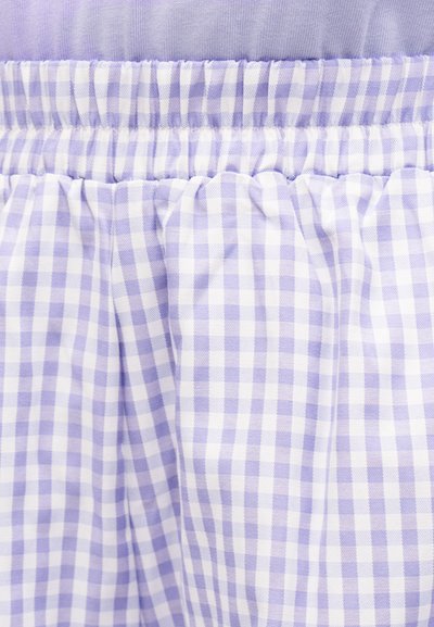 Ελαστική μέση σε ύφασμα με μοτίβο καρό gingham σε μωβ και άσπρο, με μάζεμα που δημιουργεί απαλές πτυχές.