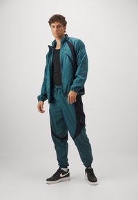 Jordan SPORT JAM WARM UP JACKET - Chaqueta de entrenamiento - oxidized green/black/white