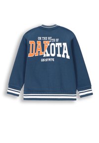 Granatowy sweter z białym i pomarańczowym napisem "NA POŁUDNIU DAKOTY STAN USA." Posiada ściągacz w okolicy dekoltu oraz paski na mankietach.